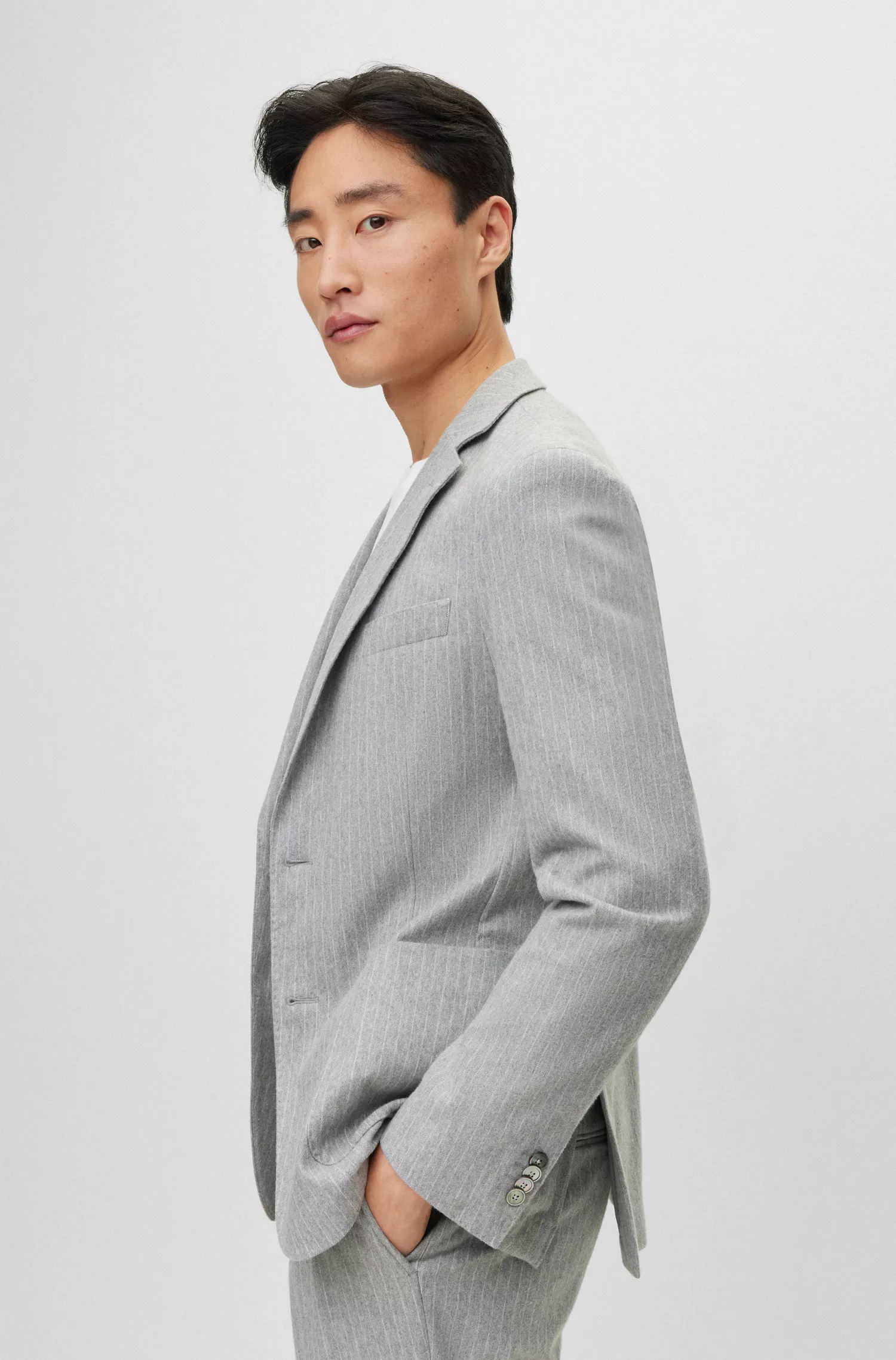Terno BOSS preto slim fit em algodão elástico listrado.