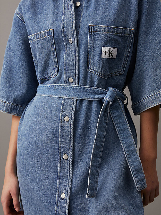 Vestido camisa jeans de corte folgado com cinto