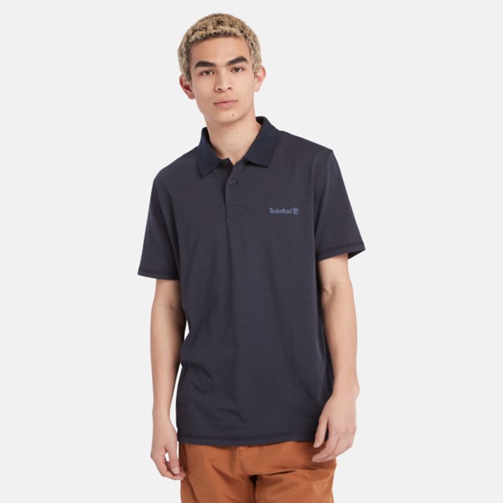Camisa polo masculina de tecido respirável na cor azul marinho.