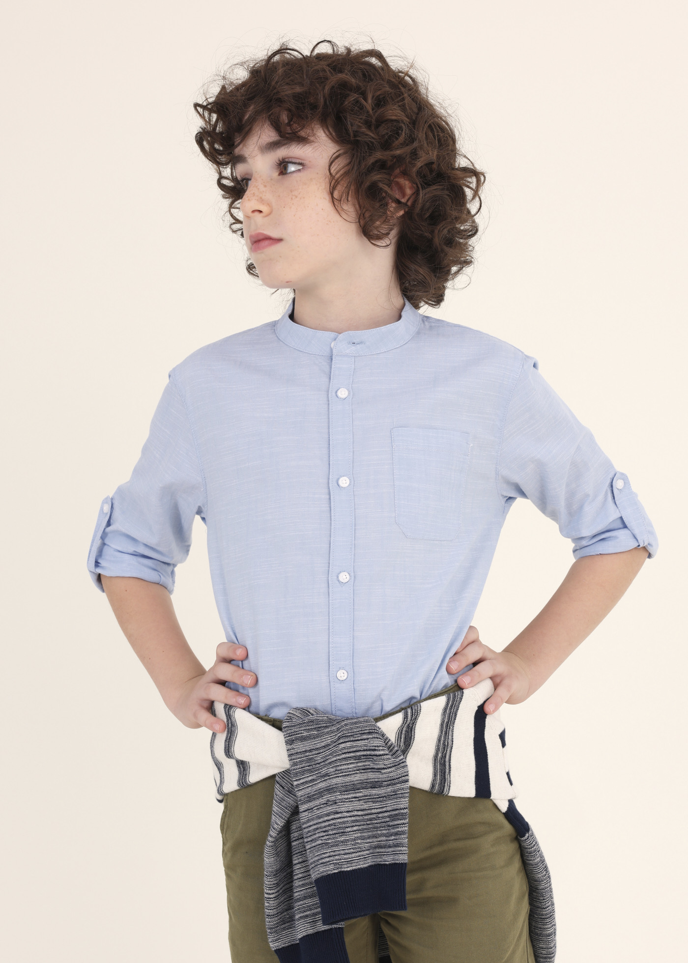 Camisa de algodão sustentável com gola mandarim para meninos
