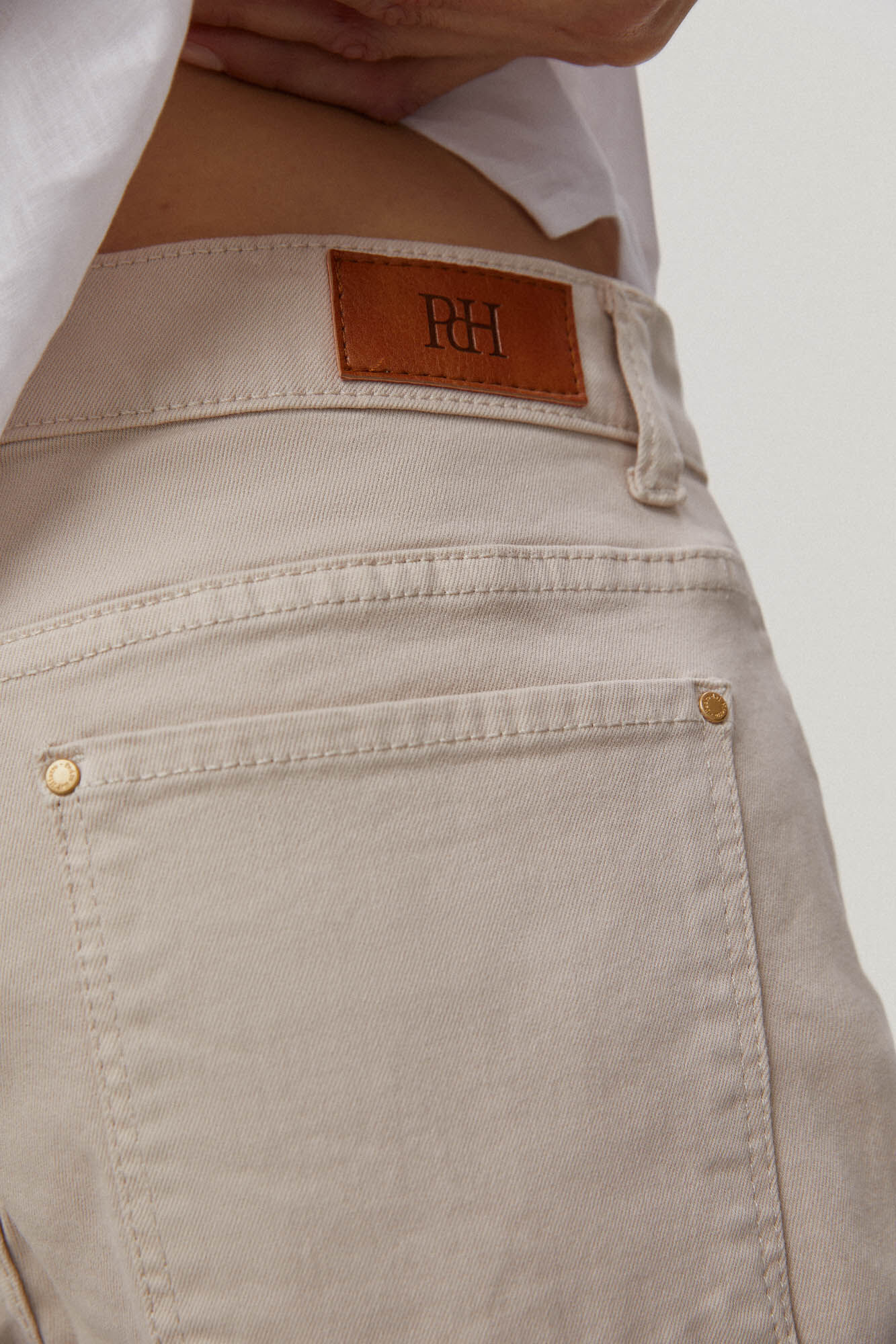 Calça jeans cropped de perna larga com 5 bolsos - Bege