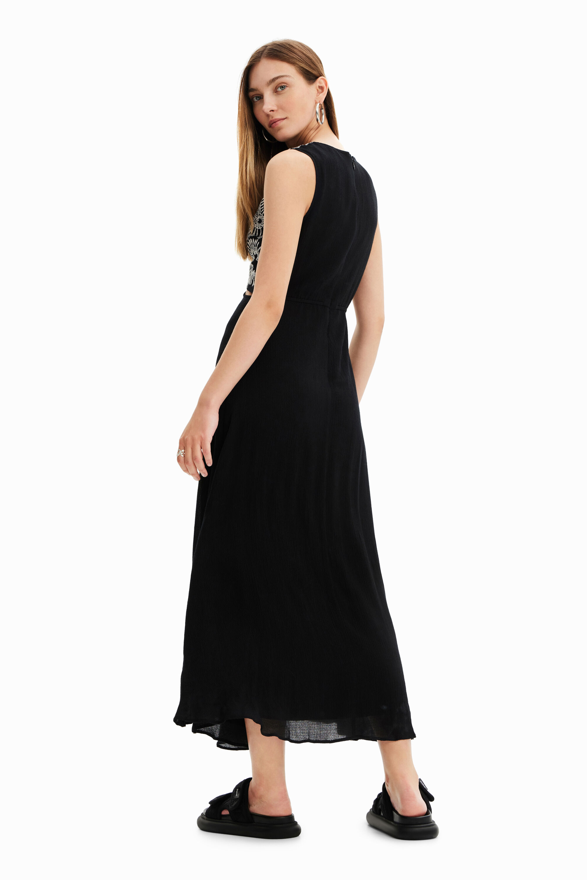 Robe longue brodée découpes