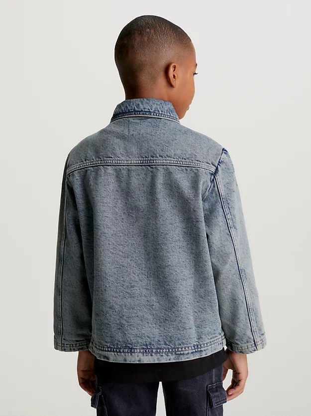 Jaqueta jeans infantil estilo skater com corte relaxado