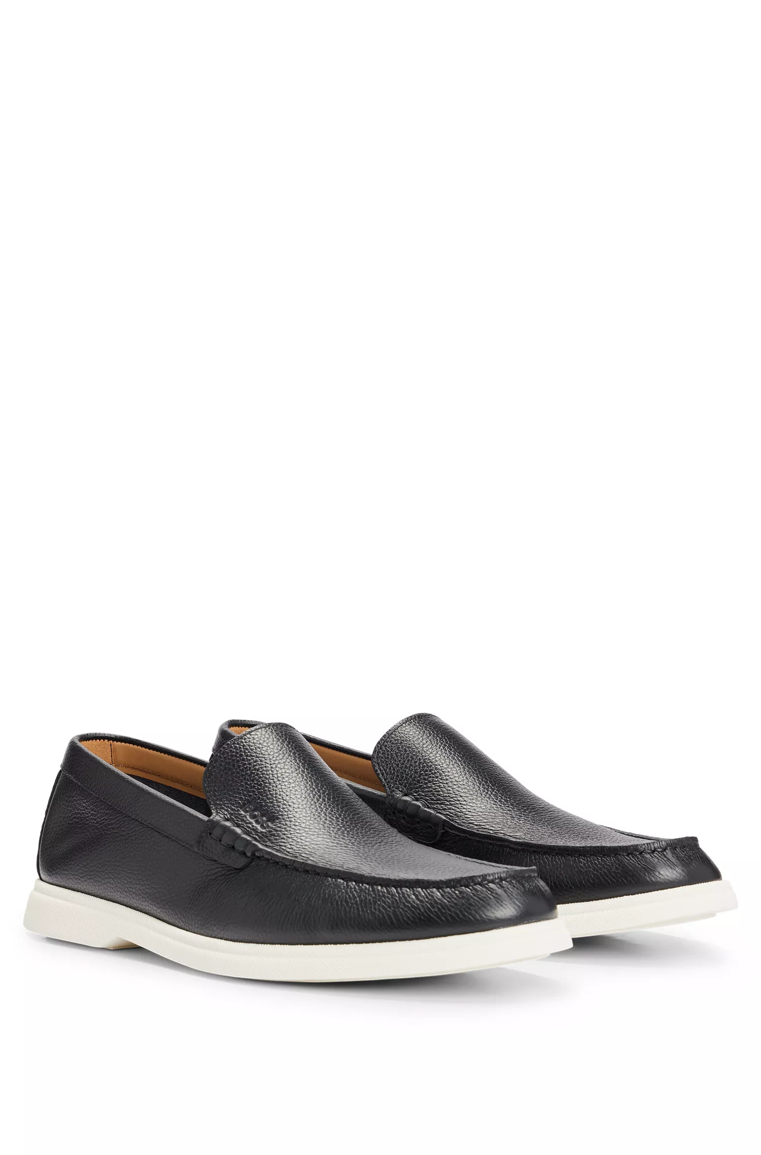 Mocassins BOSS em couro preto texturizado com sola contrastante.