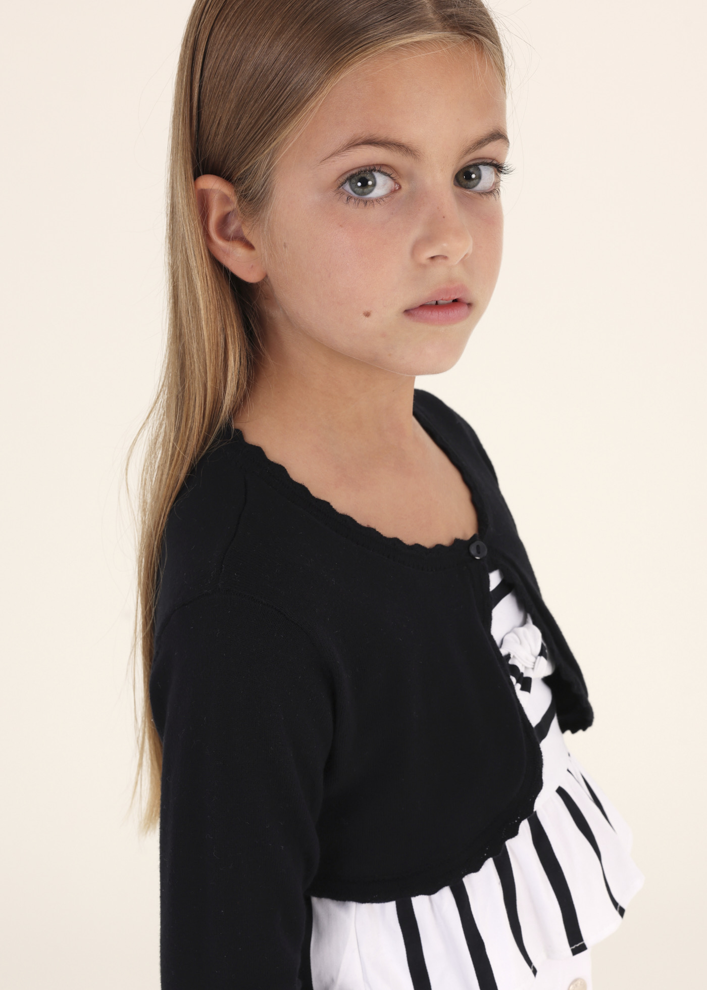 Casaquinho estilo bolero feito com algodão sustentável para meninas
