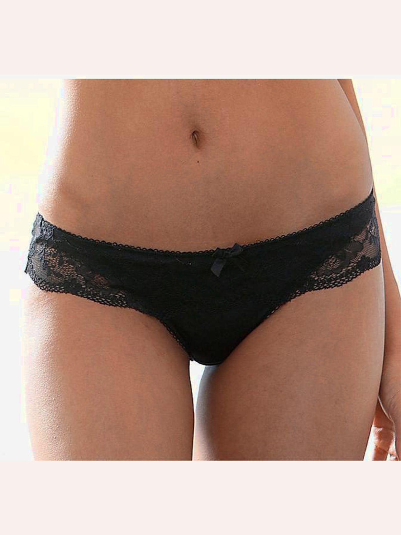 String féminin avec large ceinture en dentelle florale