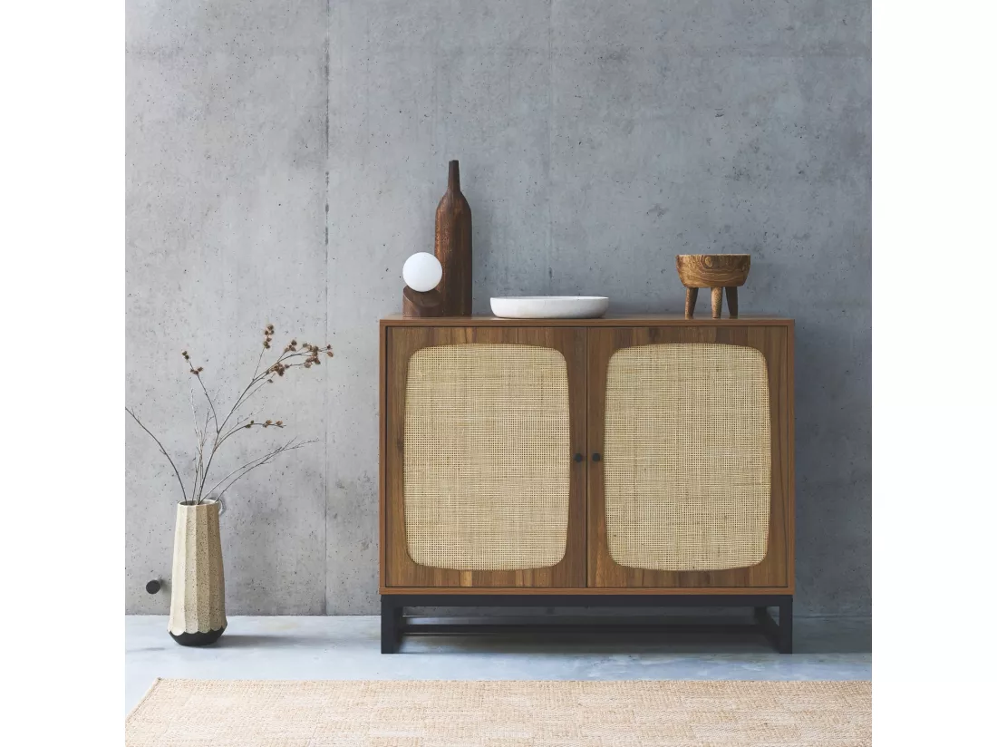 Buffet rétro décor bois foncé et cannage. buffet haut. vaisselier. 2 portes avec pieds en métal noir L100cm