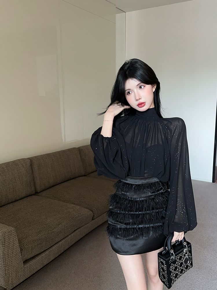 Magma - Blouse met lange mouwen en mockneck, effen glitter / Mini-kokerrok met hoge taille en franjes