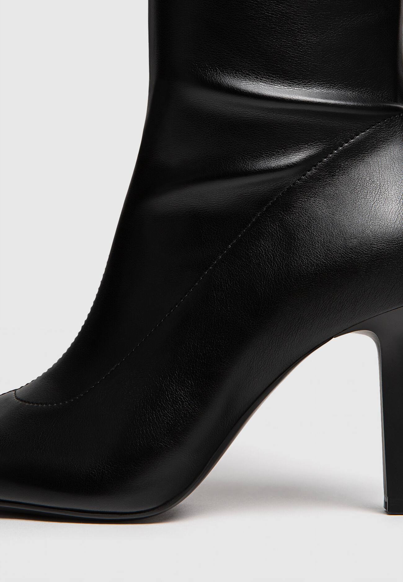 Botas pretas de salto alto tamanho XL com elastano