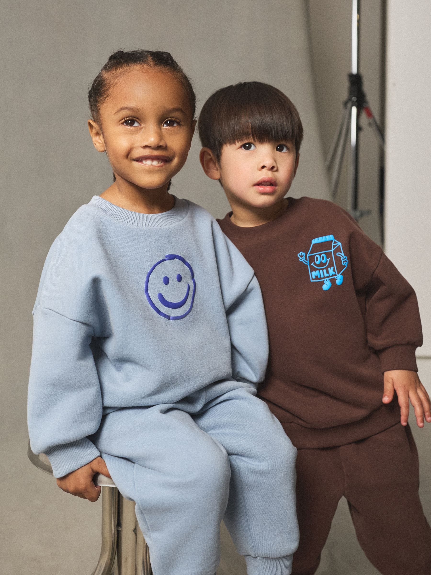 Chocoladebruin en blauw - Bedrukte set van sweater met ronde hals en joggingbroek (3mnd-7jr)