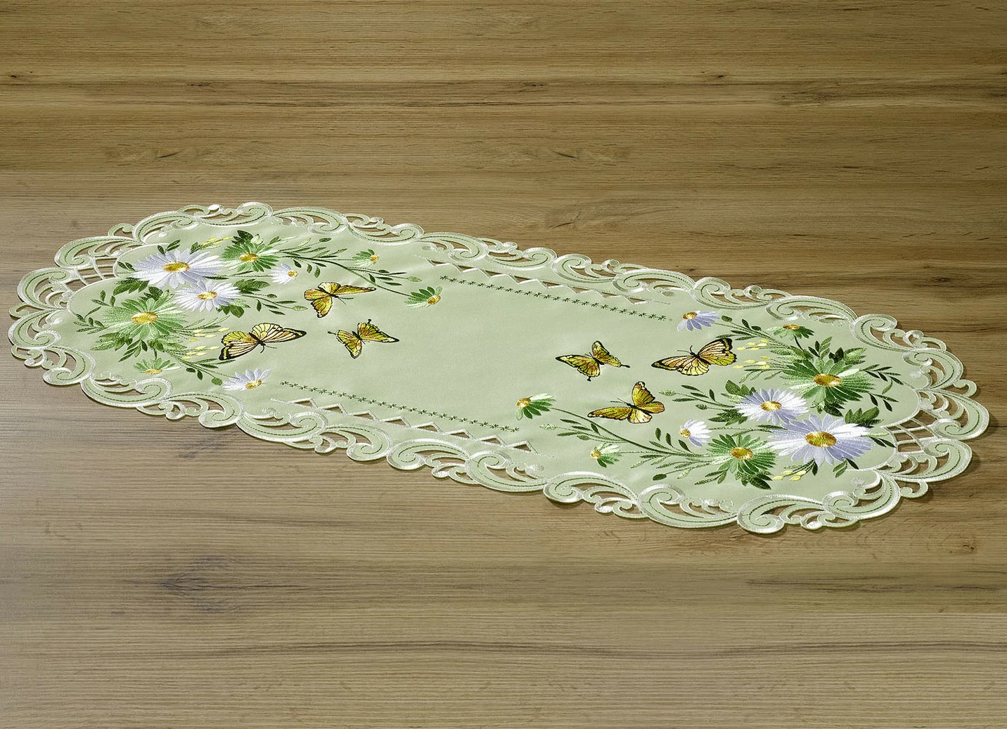 Tisch- und Raumdekoration mit Blumen und Schmetterlingen