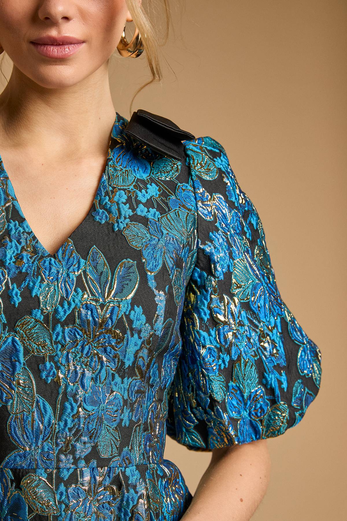 Oasis Robe Mini à Col V avec Manches Bouffantes et Nœud à l'Épaule