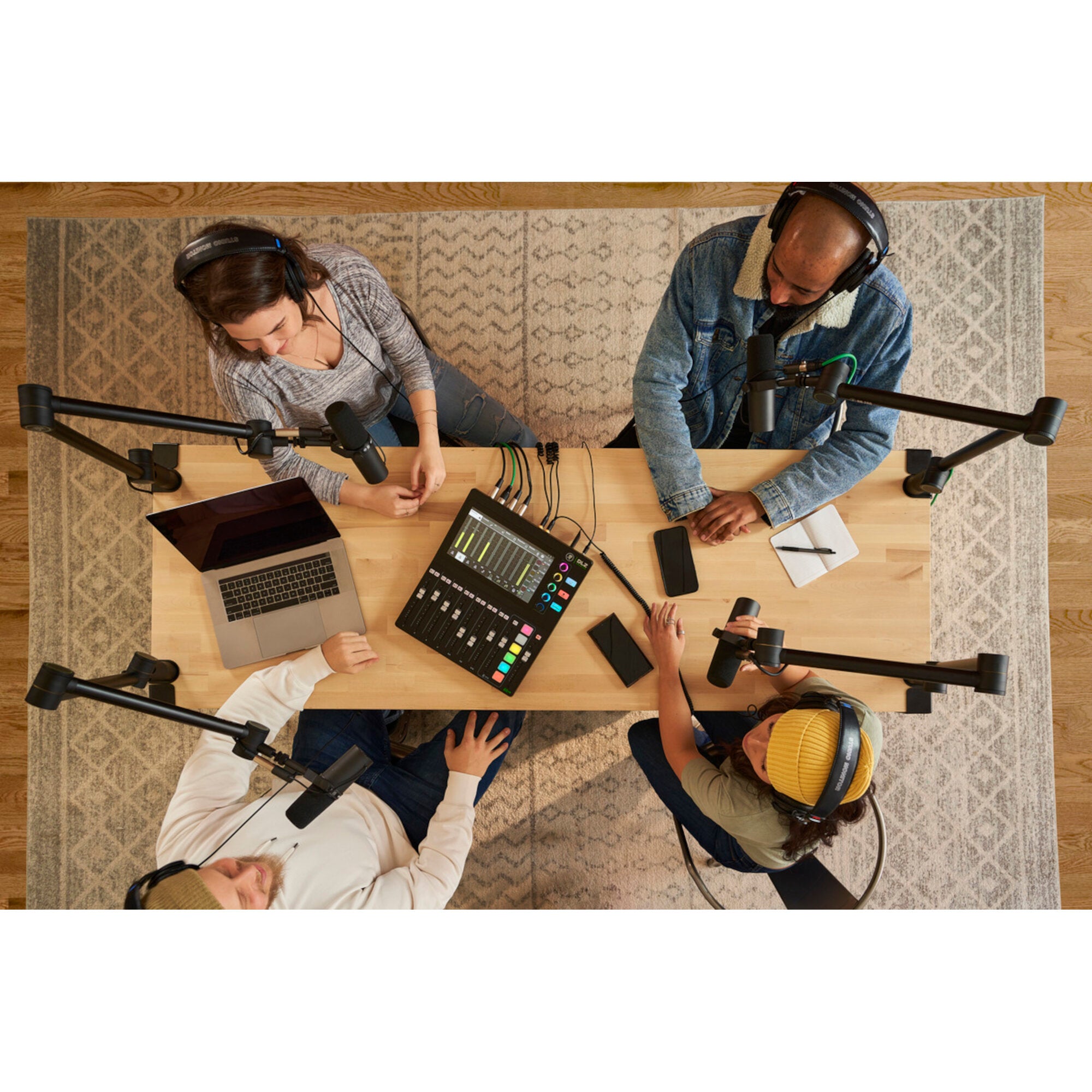 Mackie DLZ Creator podcast- & broadcast-mixer