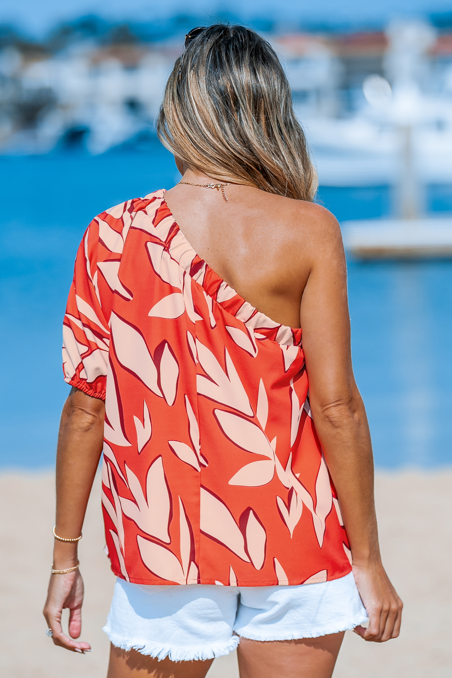Blouse tropicale à une épaule et manches bouffantes