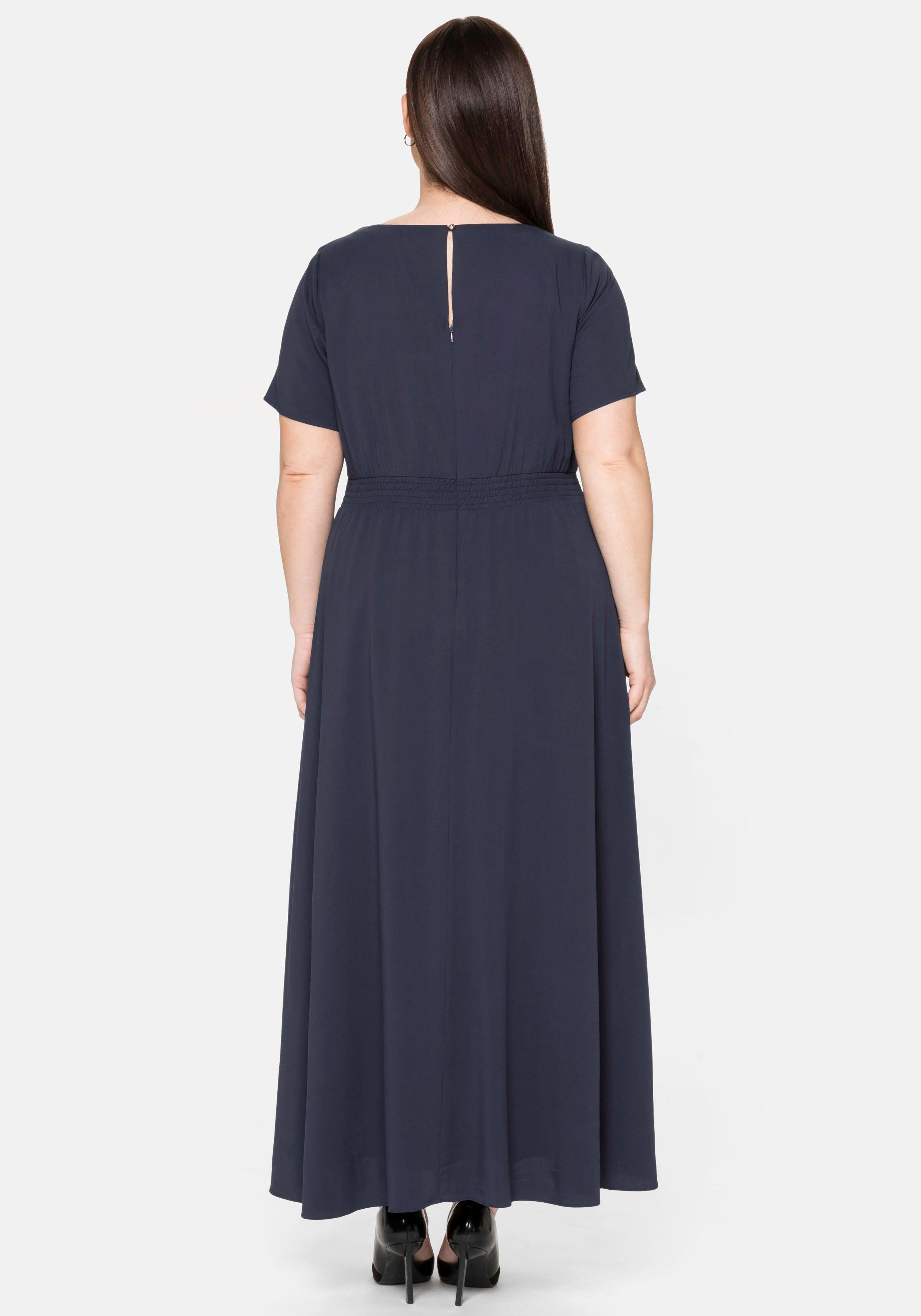 Abendkleid mit Schmucksteinen am Ausschnitt