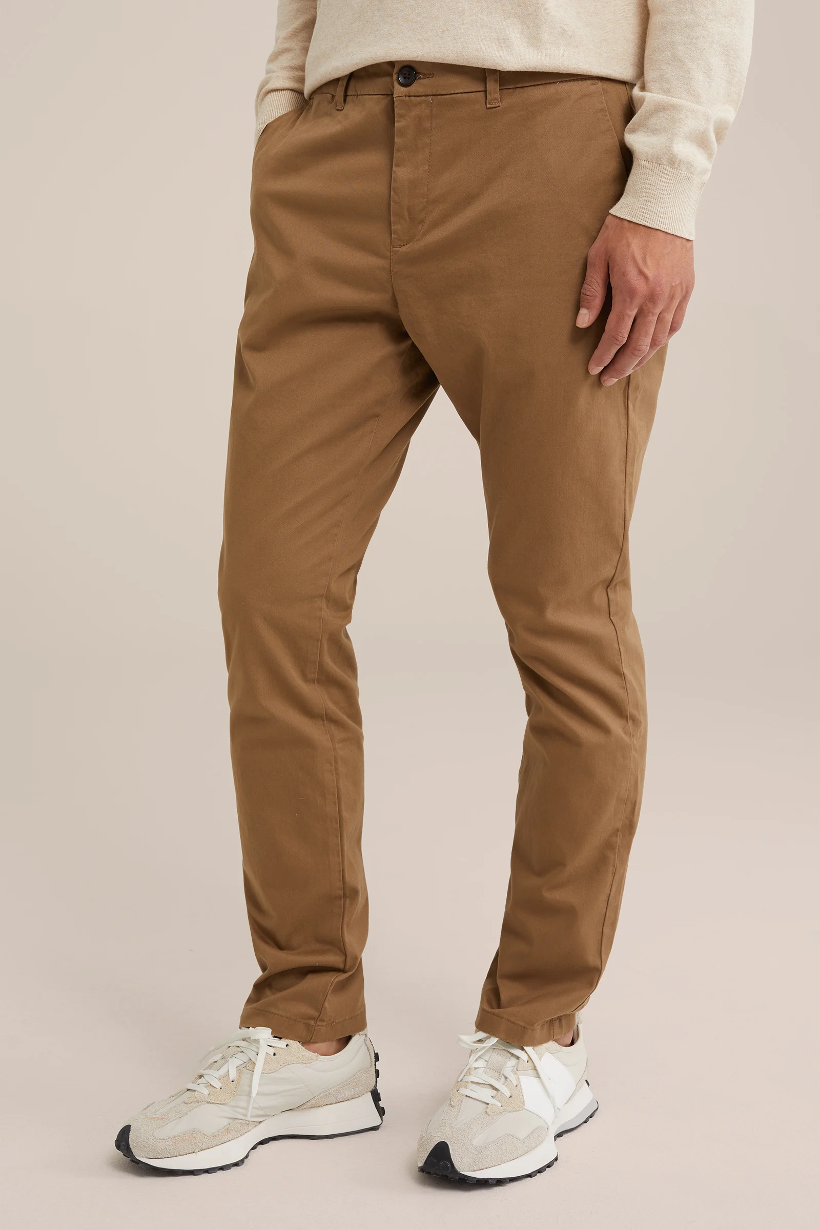slim fit chino met stretch Fundamentals Kaneelbruin