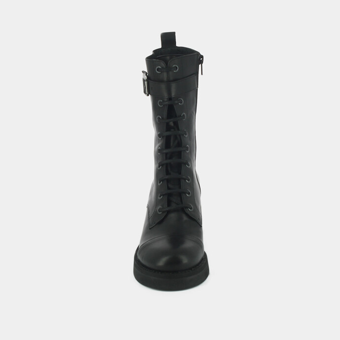 Boots à lacets, talons et détails argentés  en cuir gras noir
