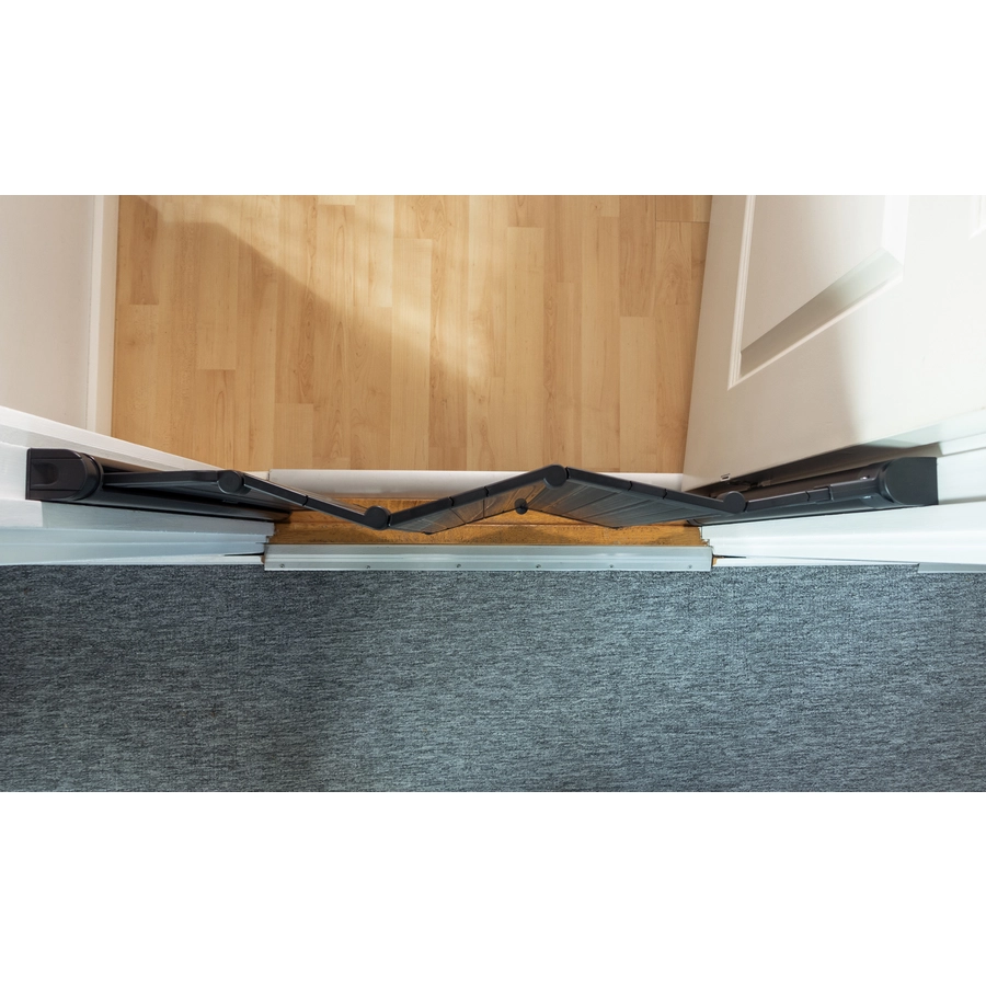 BabyDan Guard Me - Automatisch faltbares Schutzgitter 64,5 bis 89 cm, Schwarz