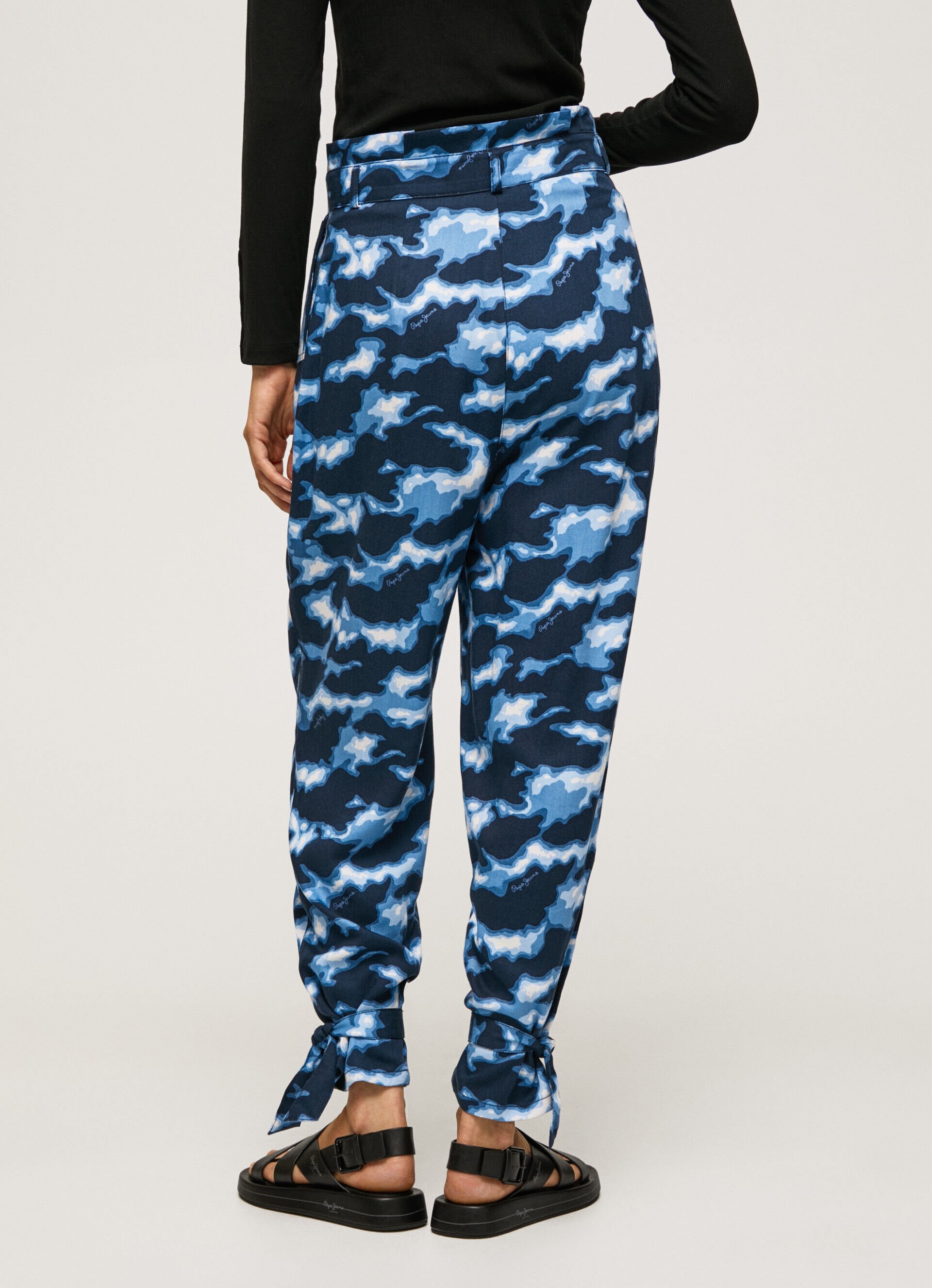 CALÇA COM ESTAMPA CAMUFLADA - multicolorida