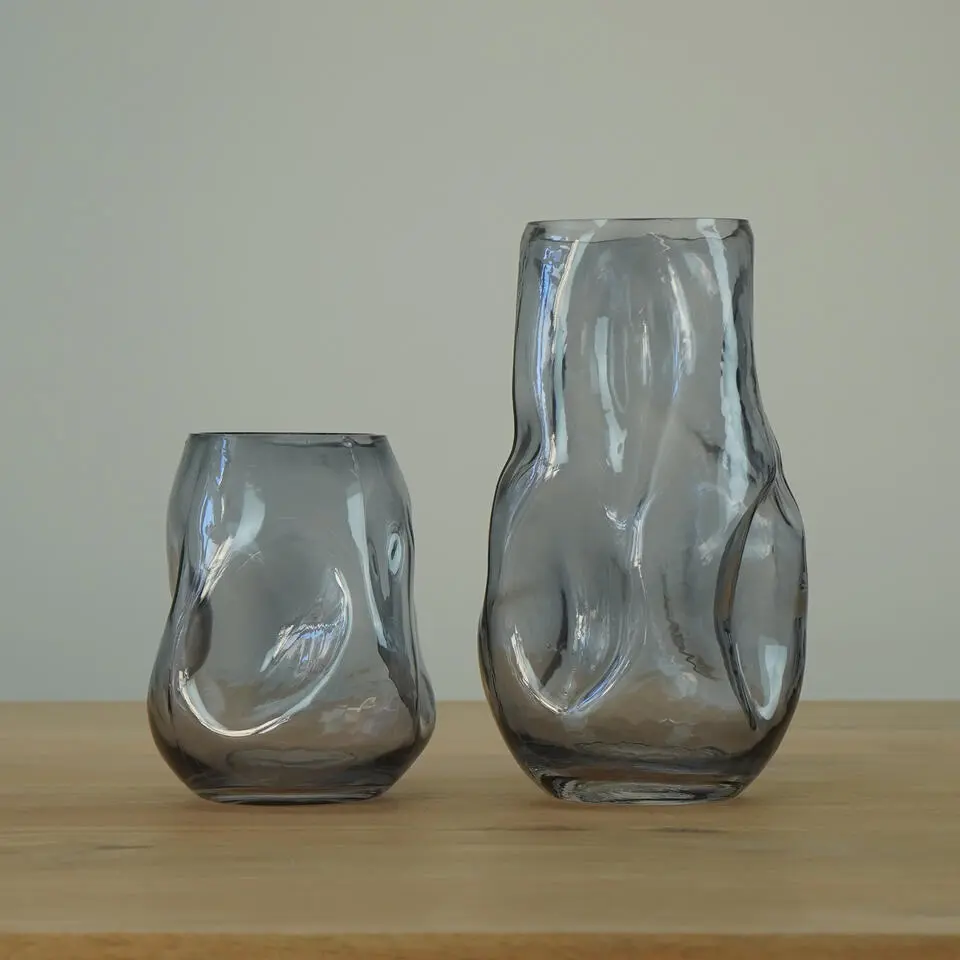 QUVIO Vaas ingedeukt – Maat S – Glas – Grijs