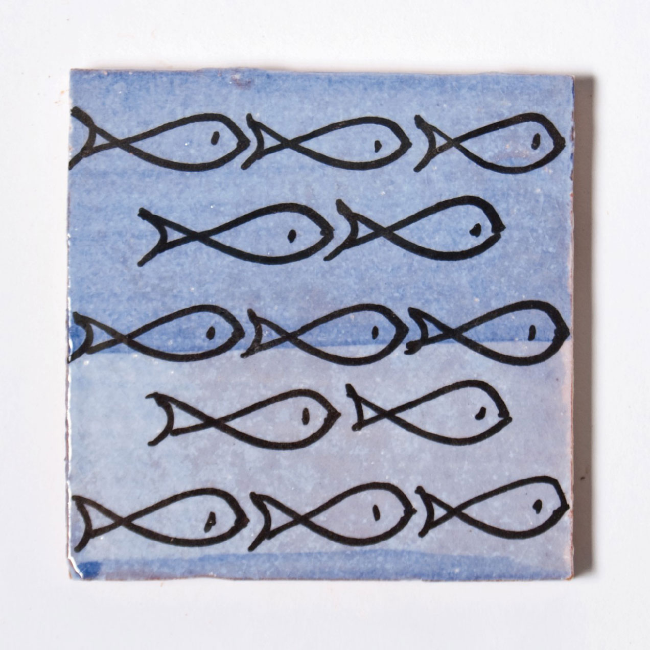 handglasierte Kachel 'poissons bleue', blau/schwarz, L 10 cm, B 10 cm, H 1cm von fischer's lagerhaus