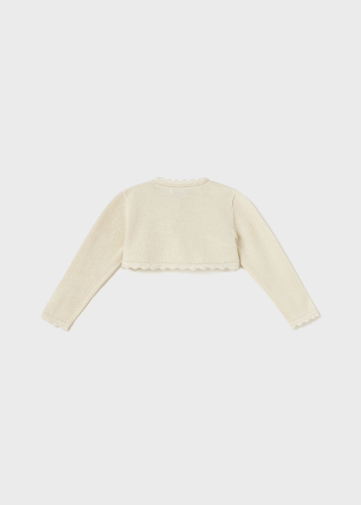Casaquinho estilo bolero para bebê, confeccionado em algodão sustentável.