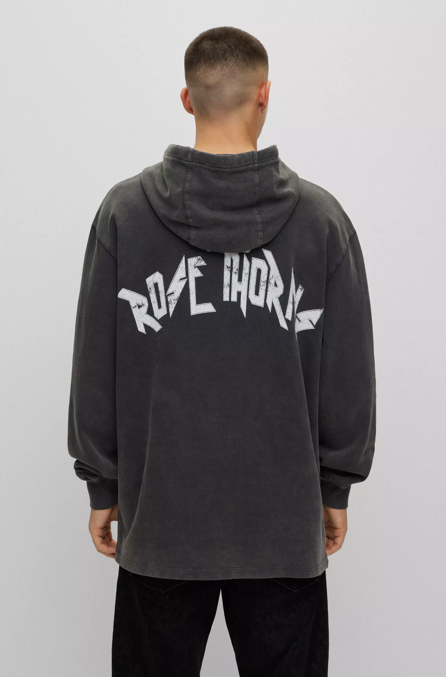 Moletom HUGO vermelho oversized em tecido felpudo francês com estampa inspirada na banda.