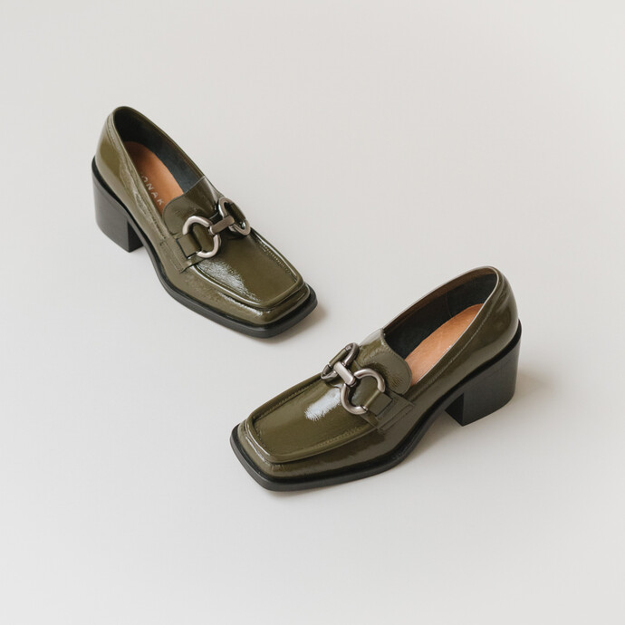 Mocassins à talons, boucles argentées et bouts carrés  en cuir vernis plissé kaki