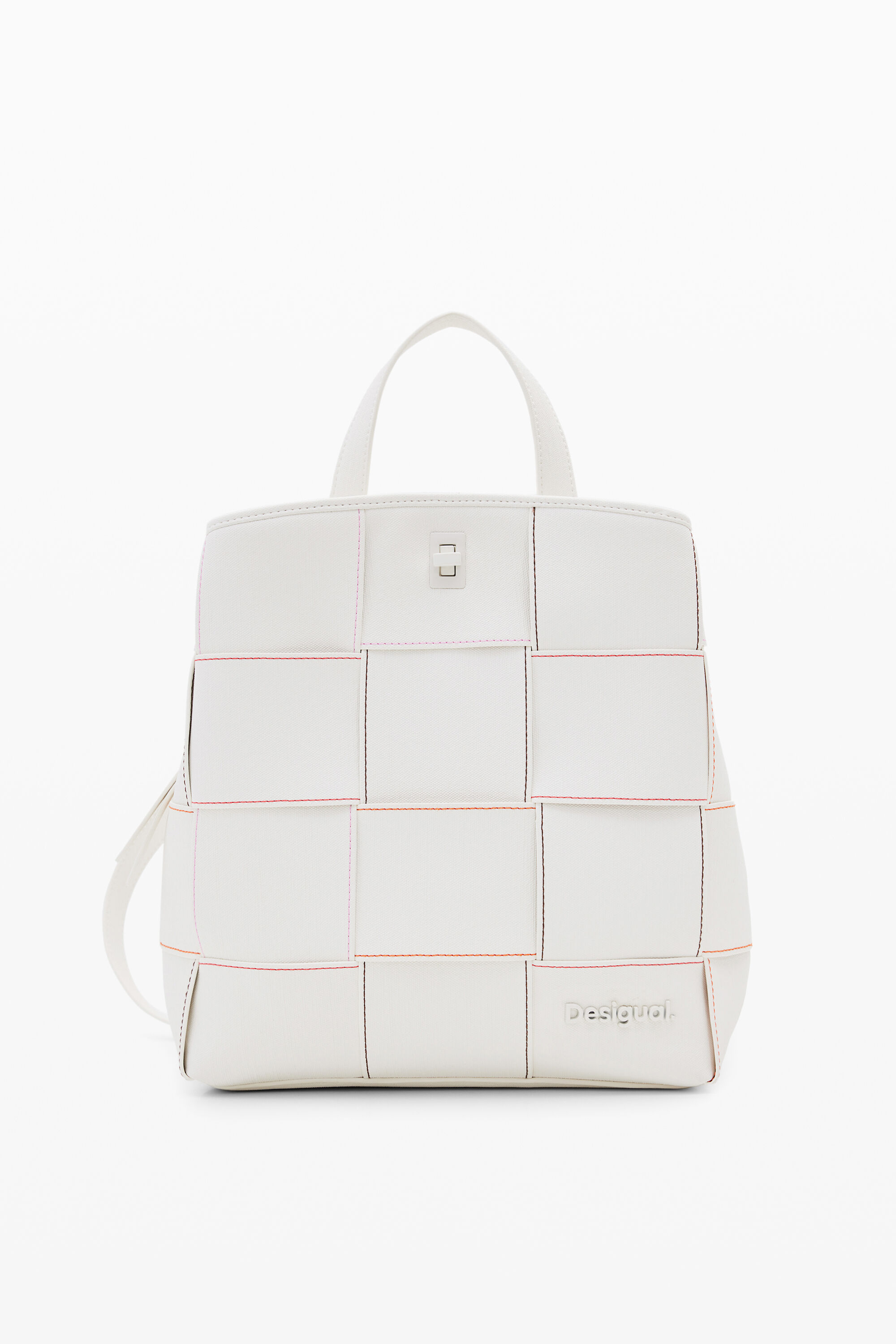 Mochila trançada em formato de S com costura.