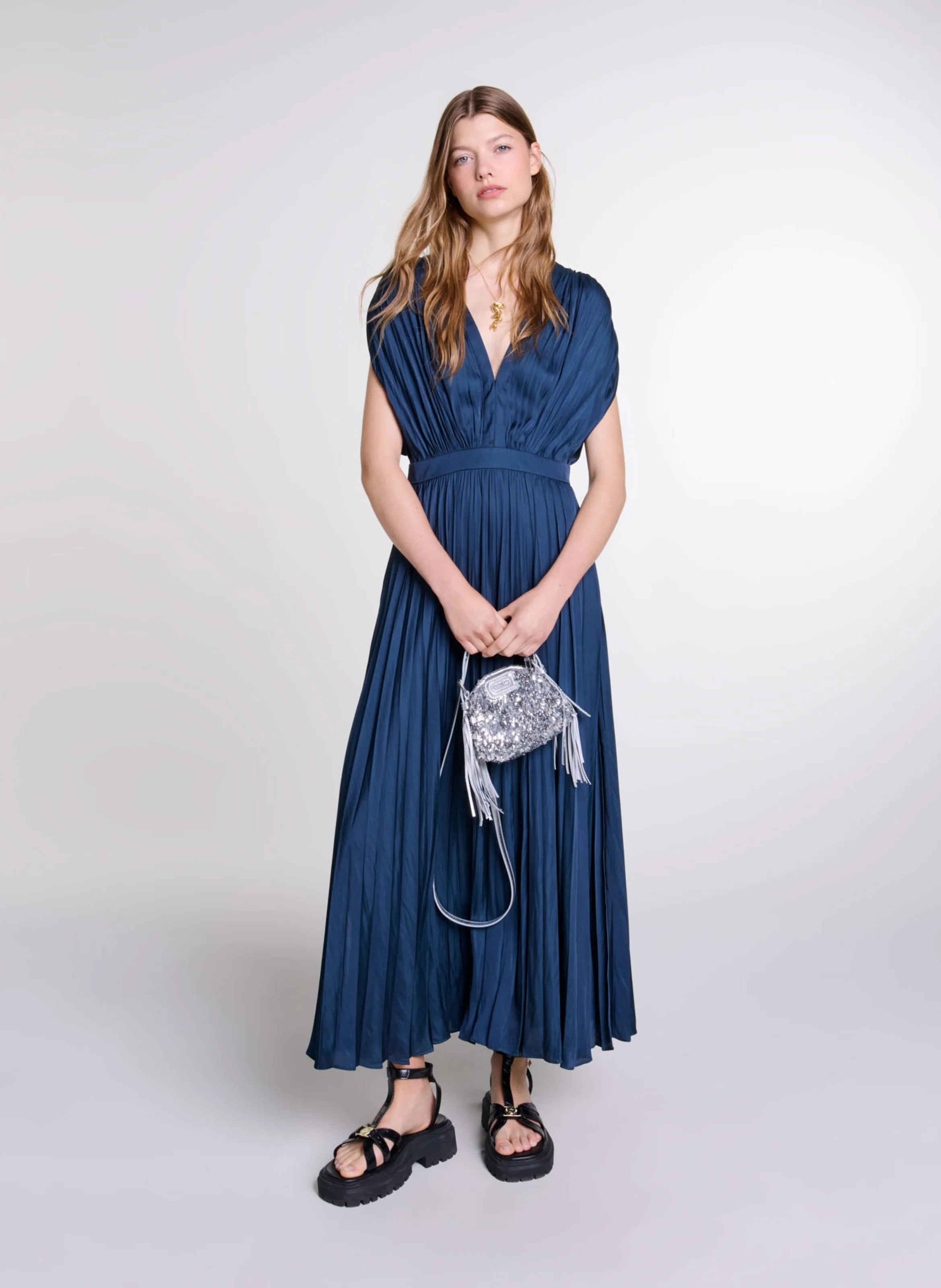 Robe longue plissée encolure V en satin | Bleu