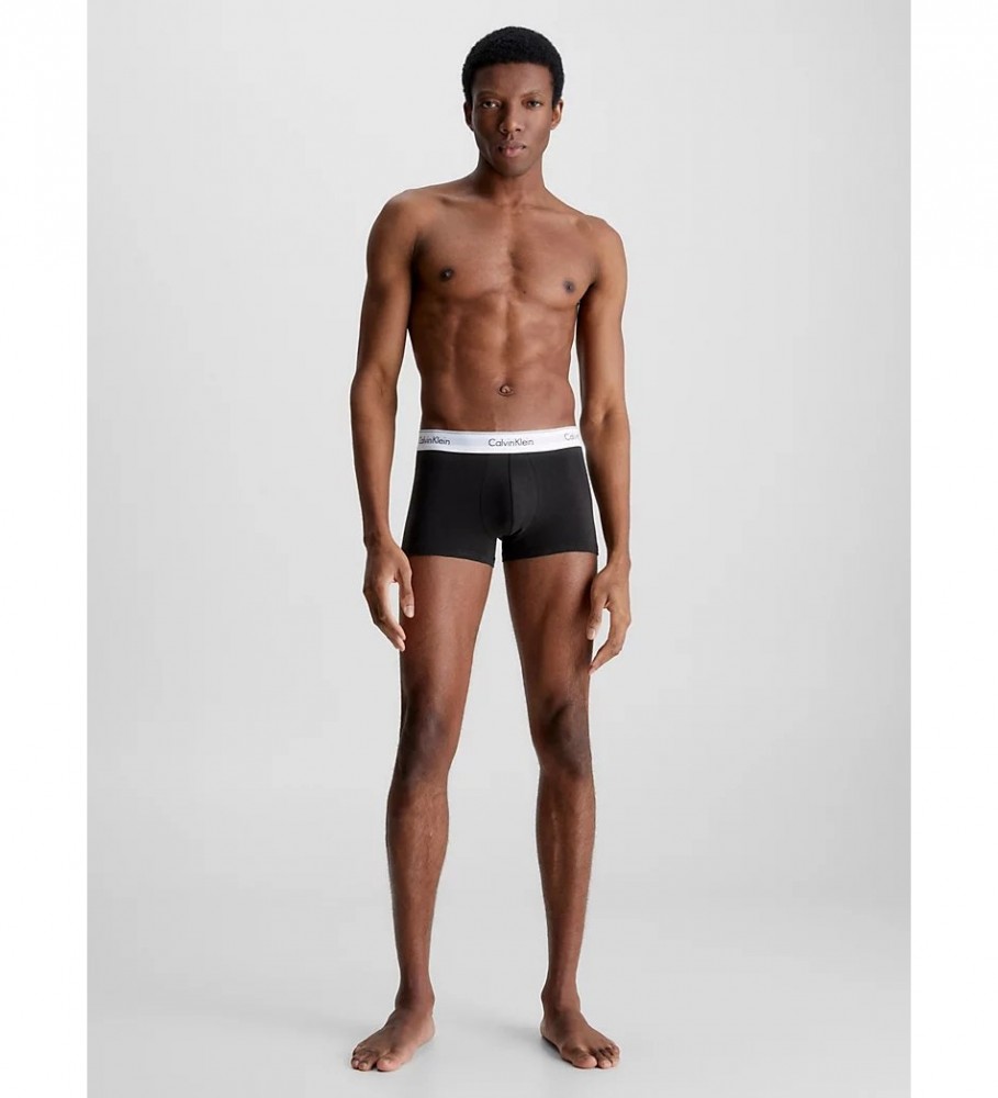 Pacote com 3 cuecas boxer Calvin Klein Modern, nas cores preto, branco e cinza.