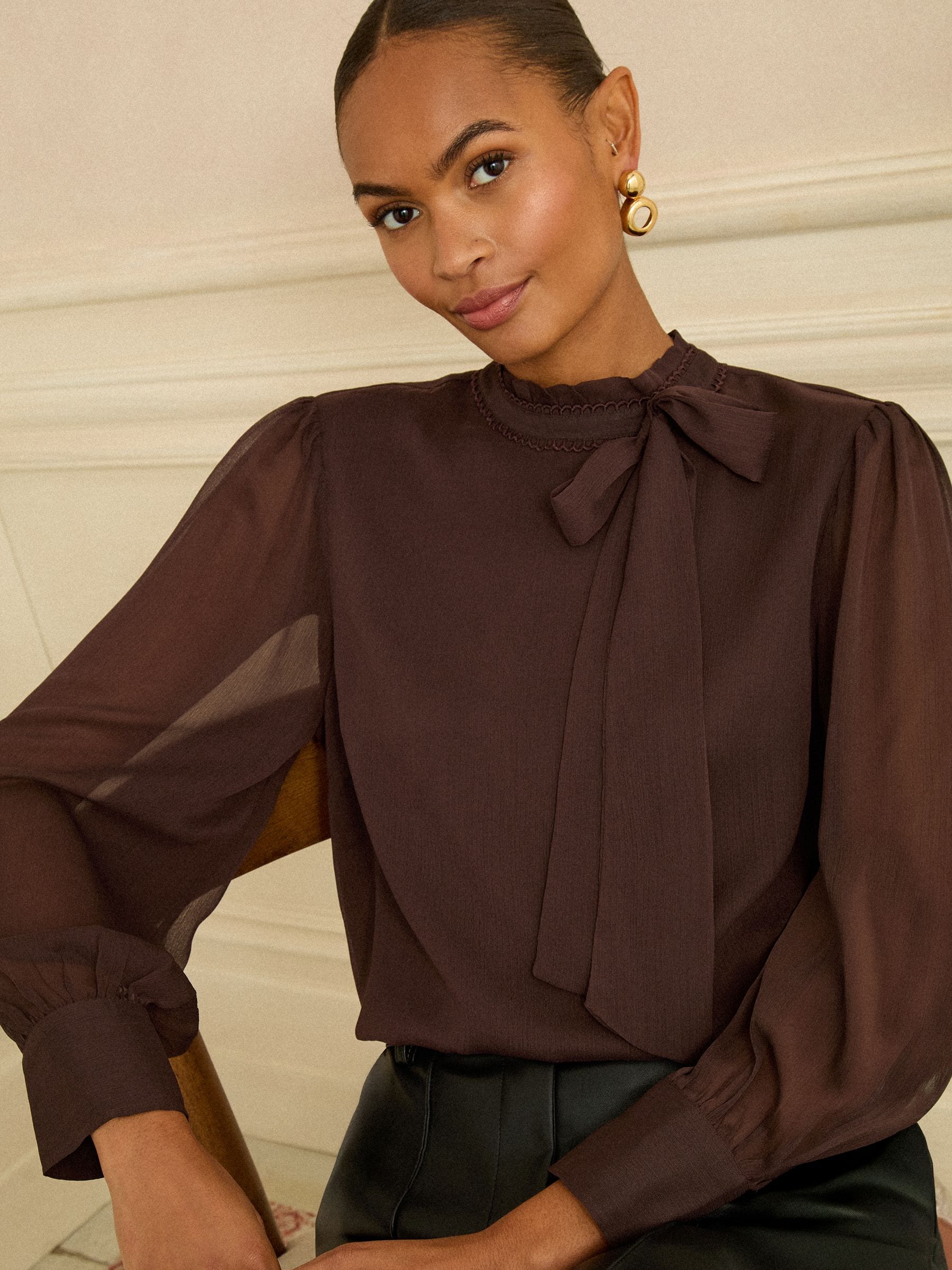 Chocoladebruin - Love & Roses Long Sleeve Pussybow Blouse