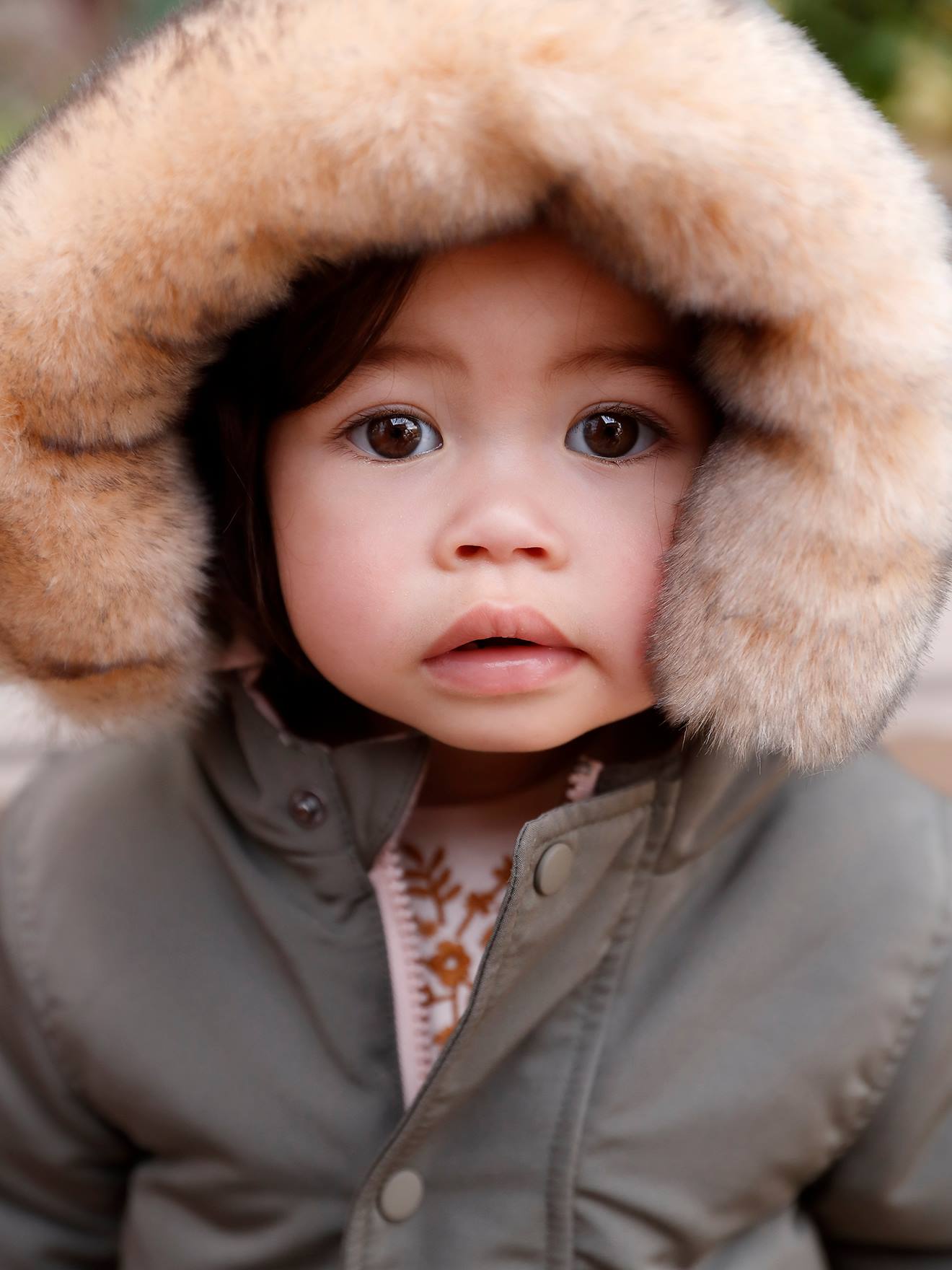 Parka reversível para bebê, com enchimento de poliéster reciclado, verde médio liso com estampas.