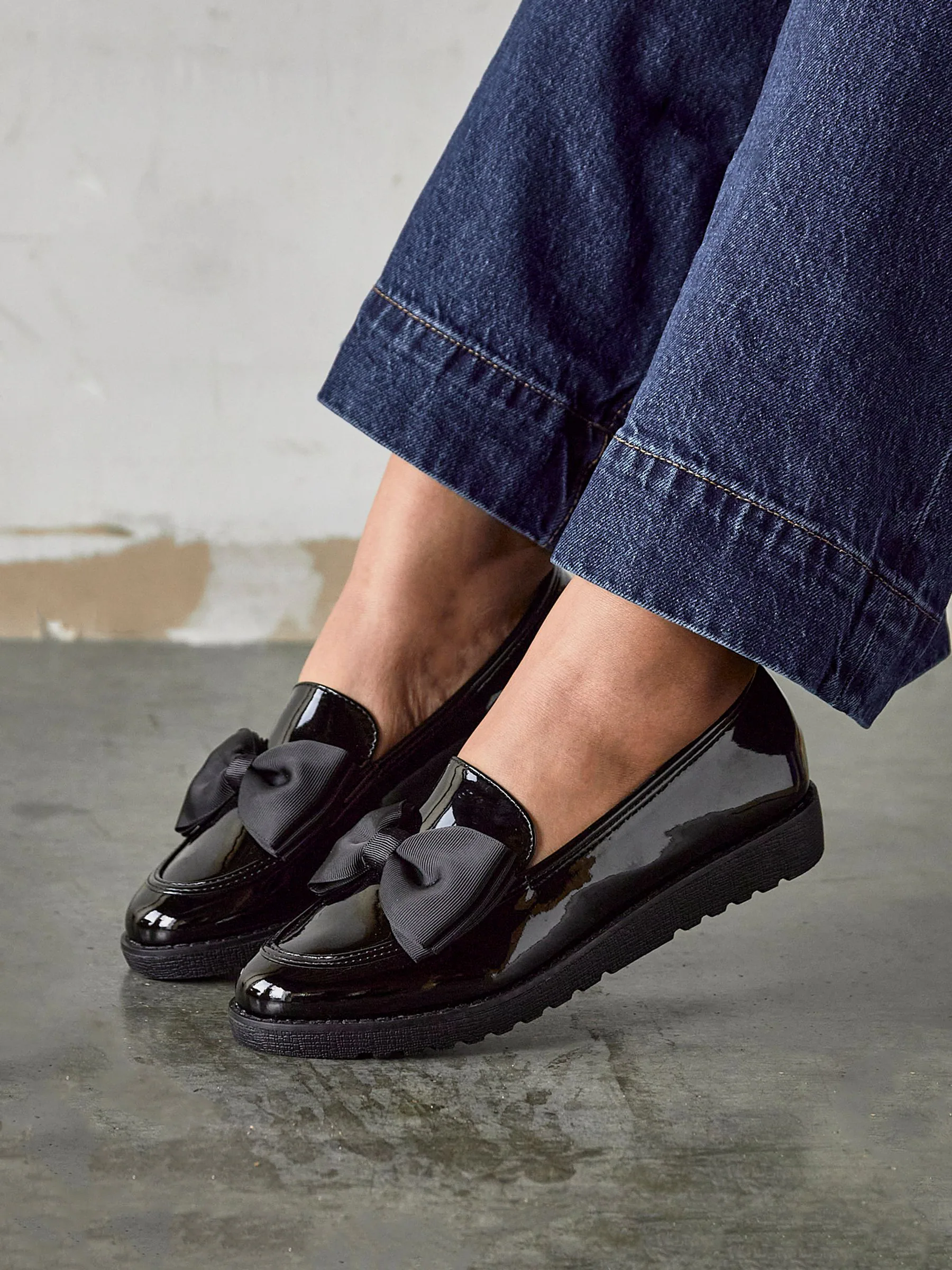 Zwart - Linzi Cathy loafers met plateauzool en grote strik