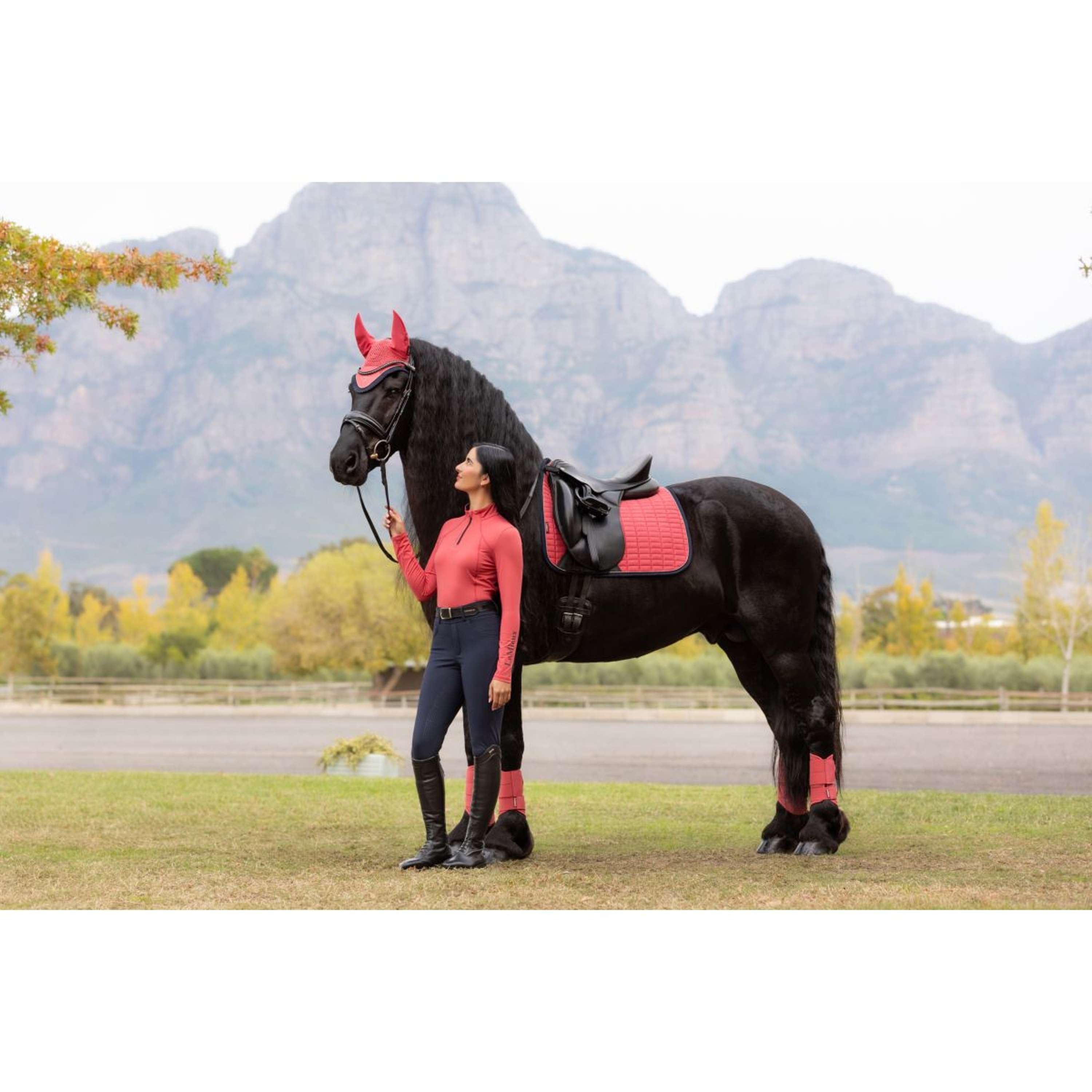 LeMieux Zadeldekje Suede Dressuur Cranberry
