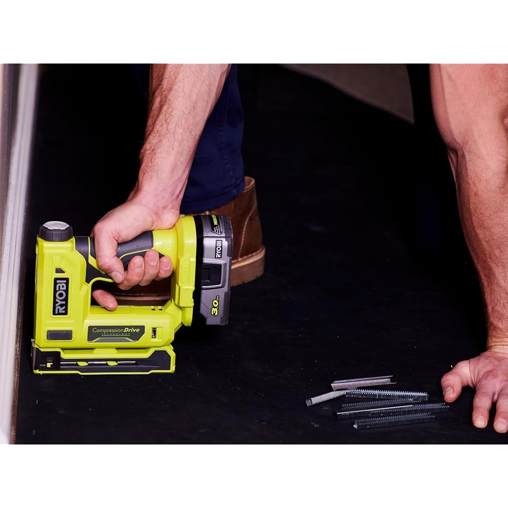 RYOBI - Agrafeuse 18V - agrafes dos 9,4 mm, longueur 6,35 mm à 14,3 mm - chargeur 90 agrafes - Livrée avec agrafes et crochet de maintien - R18ST50-0 : Bricolage