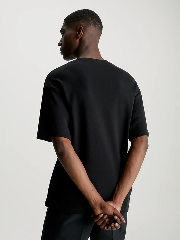 Camiseta com fita adesiva com logo