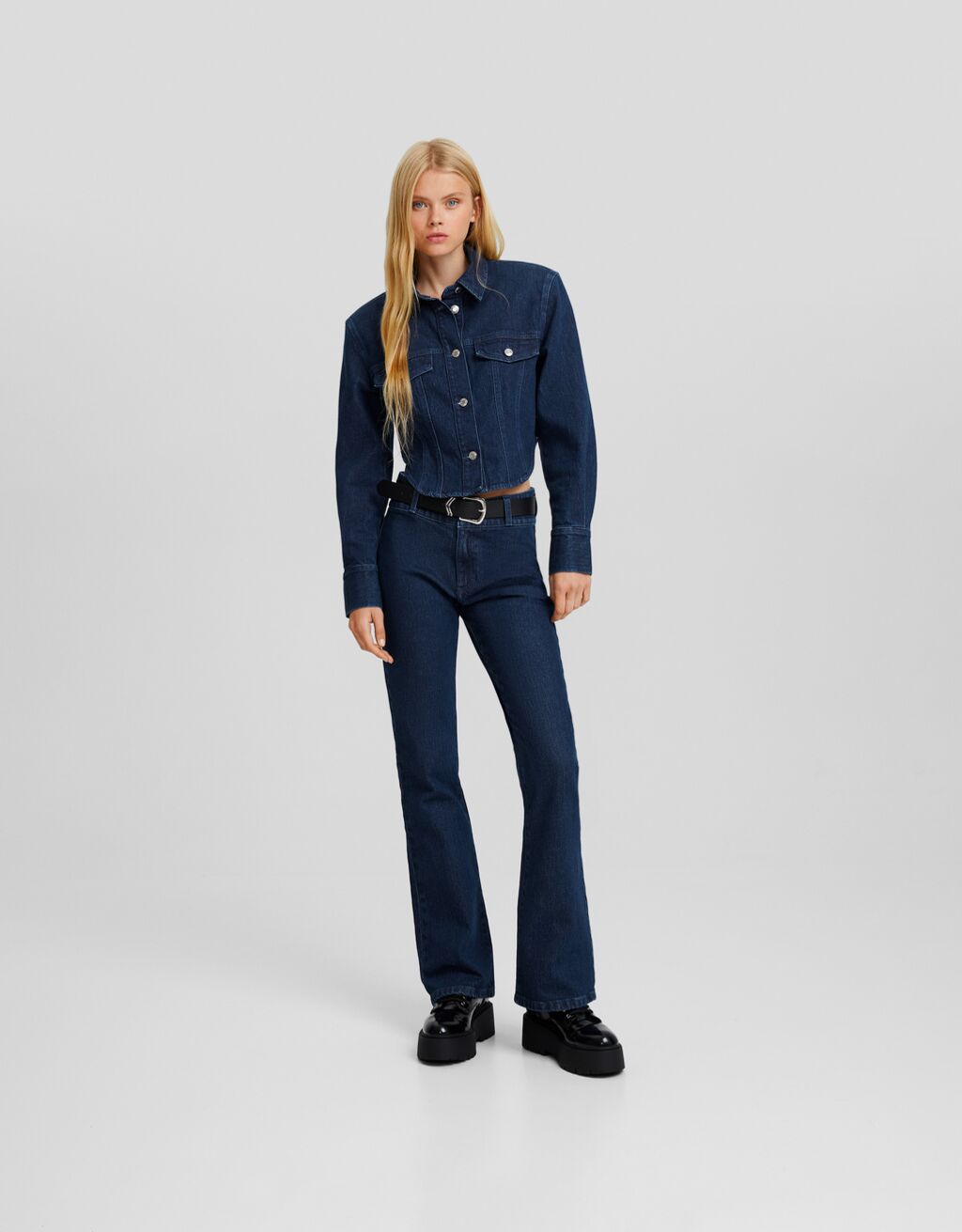 Jaqueta jeans cropped com ombreiras