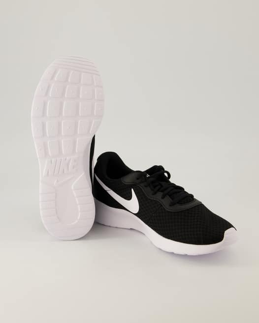 Nike Tanjun Sneaker in Schwarz
