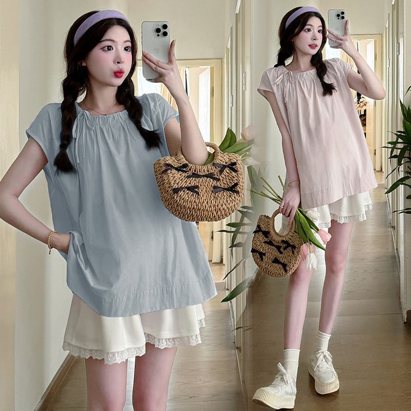 matteira - Zwangerschapsblouse met ronde hals, kapmouwen, strikaccent en ruches / Wijde shorts met hoge taille en kantafwerking