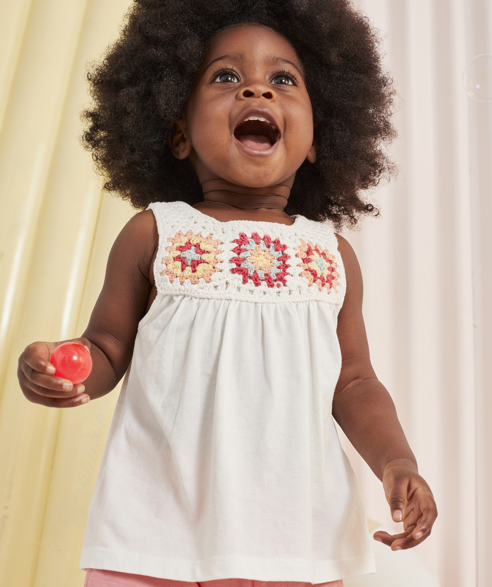 T-SHIRT BLANC BÉBÉ FILLE AVEC DÉTAILS EN CROCHET
