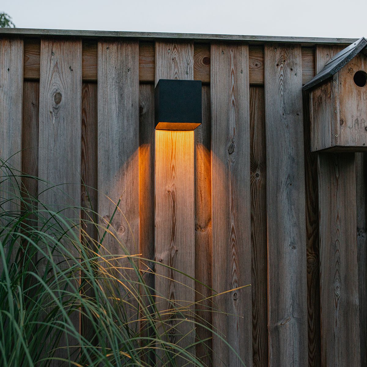 Buiten wandlamp zwart met dimlicht en sensor op solar - Charlotte