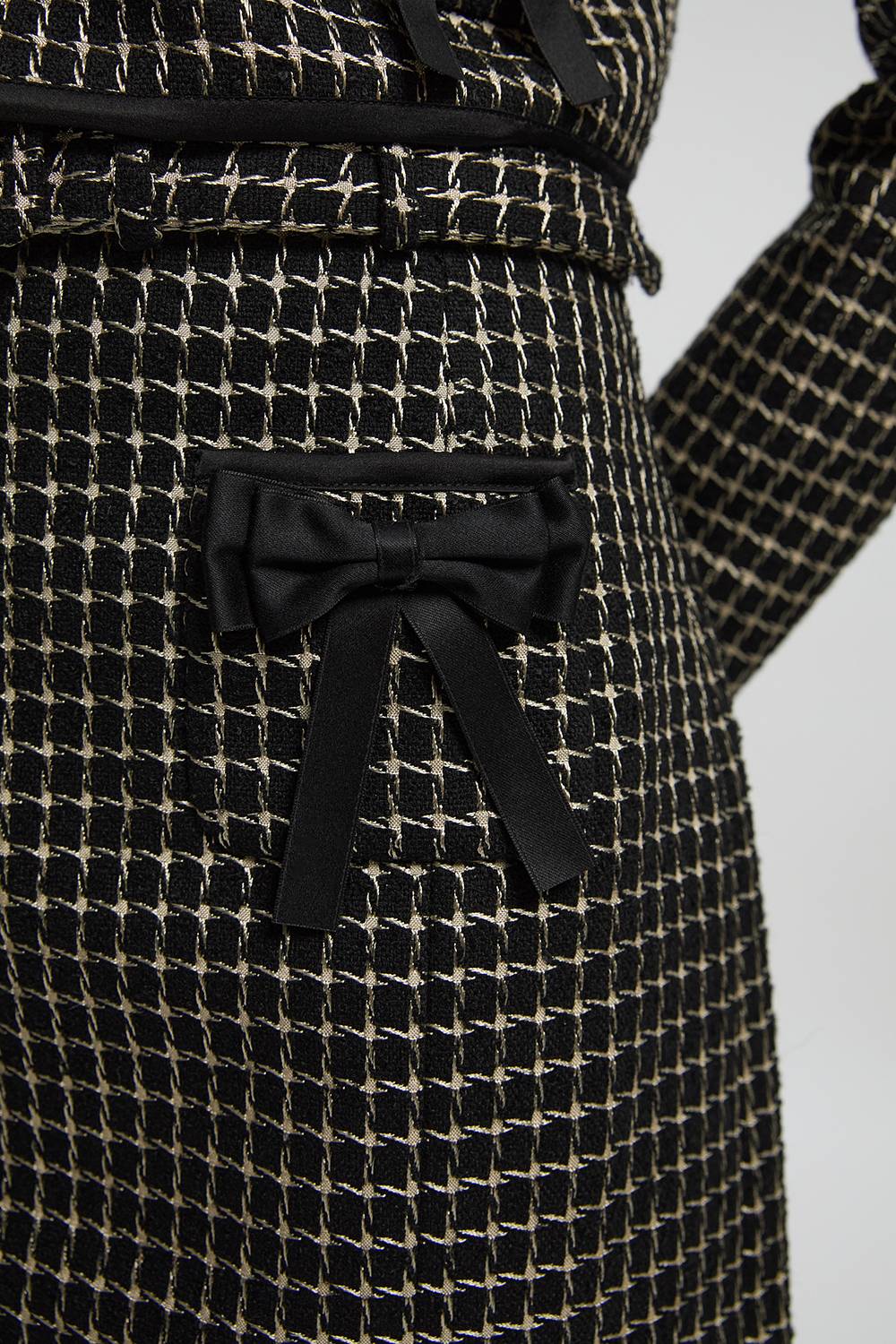 KarenMillen Mini-Jupe Ajustée en Tweed avec Détail Nœud - Taille Haute