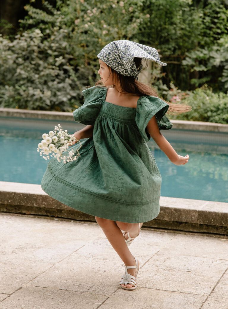 Robe vert sapin à broderies fleuries
