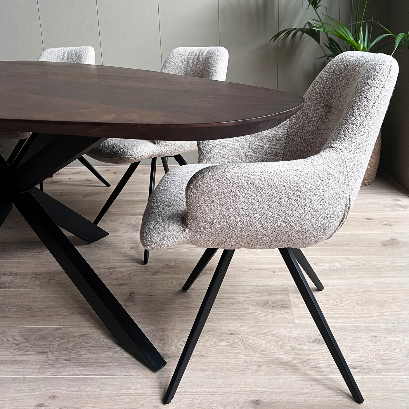 Eettafel organisch Druppel Eettafel mango organisch Druppel walnoot met spinpoot 200 cm