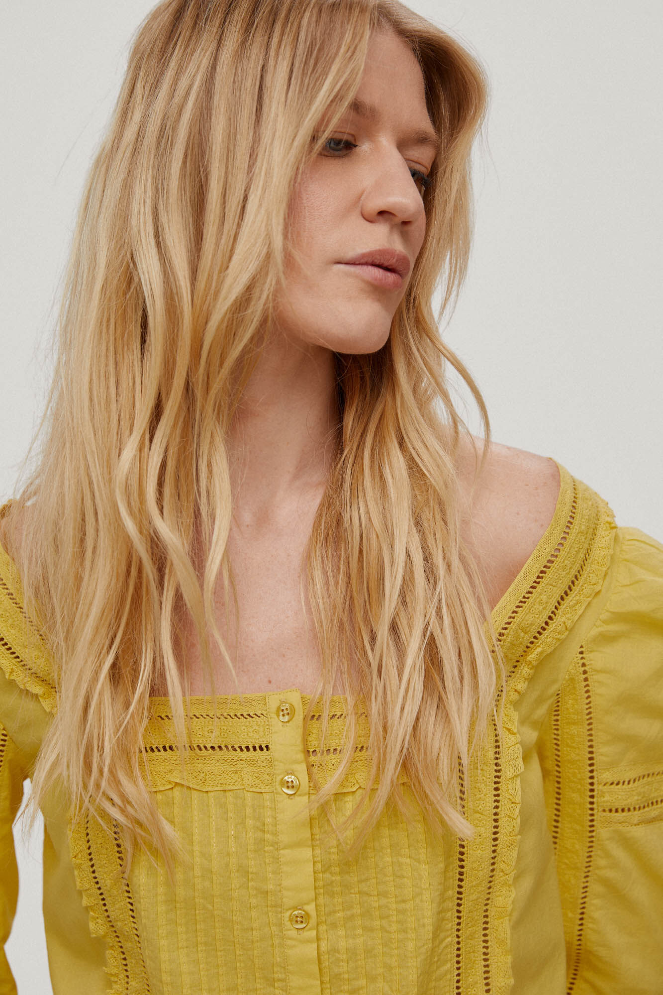 Blusa com detalhes em renda e pregas. - Amarela