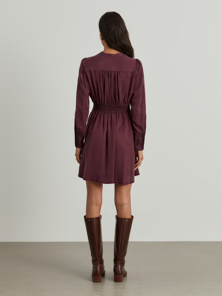 Vestido curto em tencel decote em V