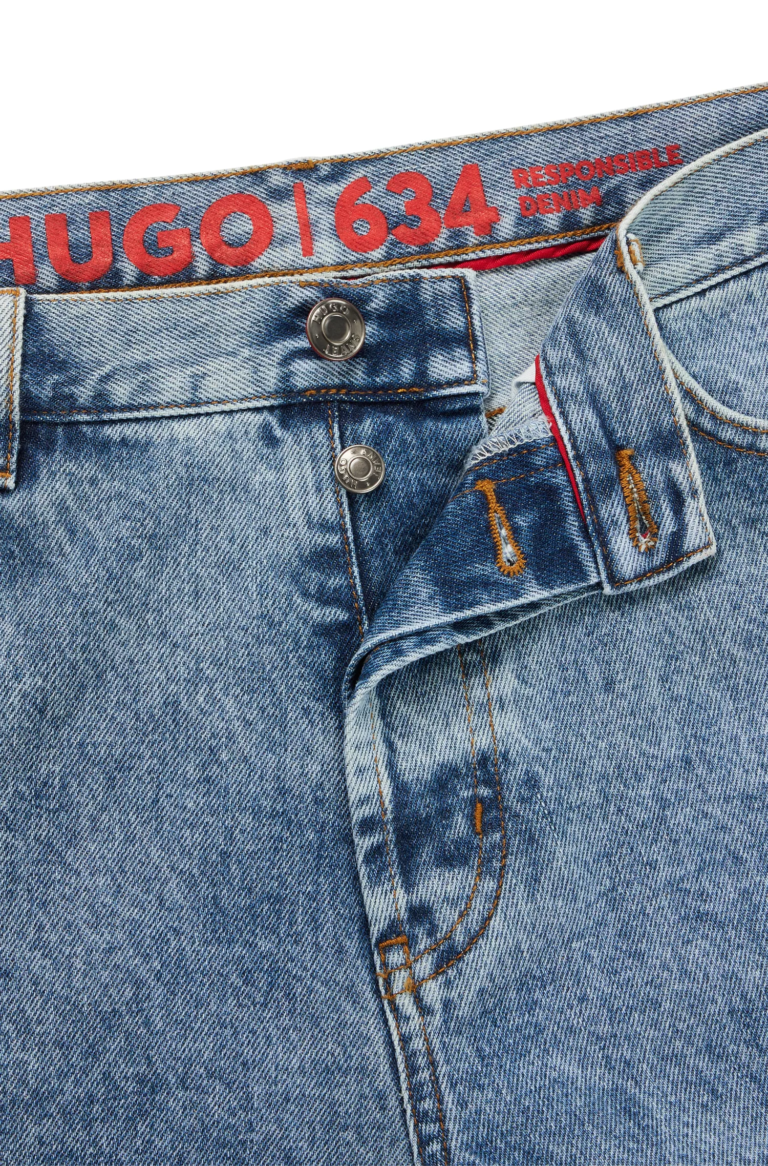 Calça jeans HUGO vermelha, corte afunilado, em denim rígido azul.