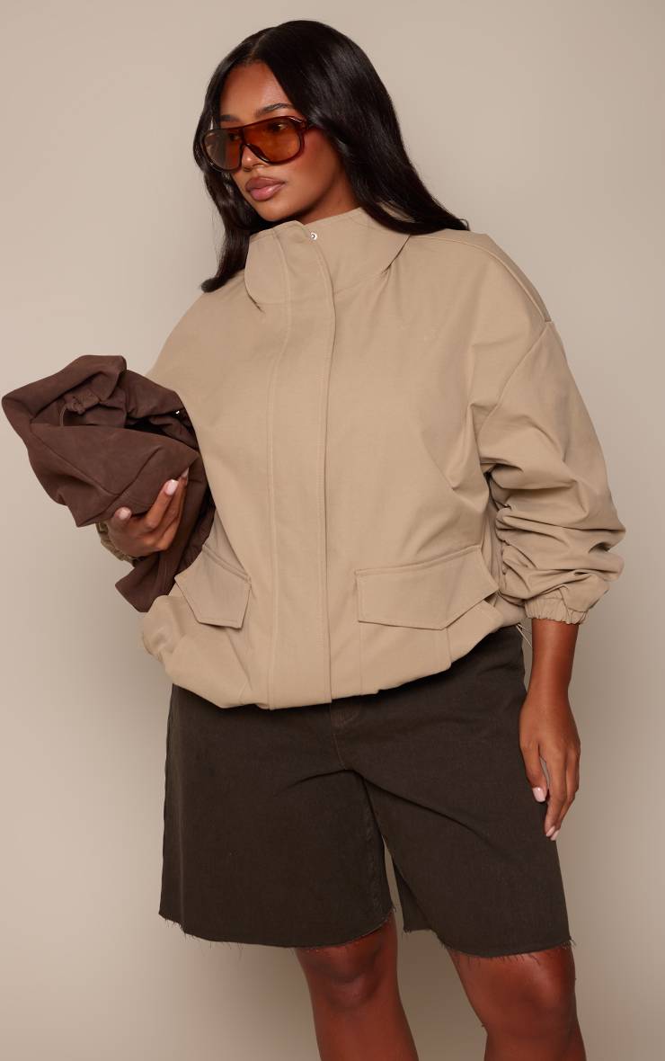 Rose Pâle Bomber Grande Taille Col Montant Pierre Avec Détail Manches Froncées
