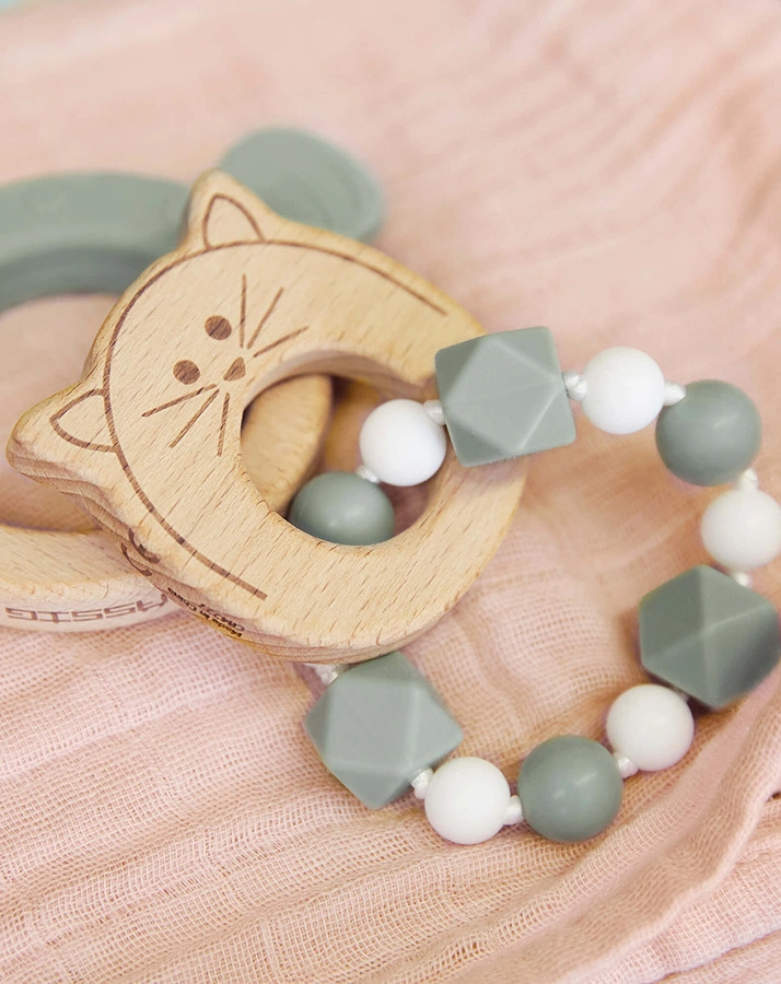 Greifling LITTLE CHUMS CAT mit Beißarmband aus Holz